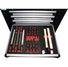 Zásuvka na náradie s pilníkmi, skrutkovačmi a kladivami