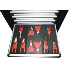 Otvorený box na náradie s rôznymi kliešťami v červenom prevedení