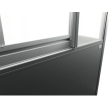 Detailný pohľad na stenu skleníka so zasklením