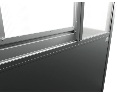 Detailný pohľad na stenu skleníka so zasklením