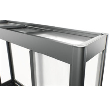 Detailný pohľad na vyvýšený záhon s priehľadnými sklami a sivým rámom