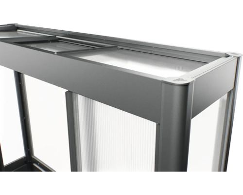 Detailný pohľad na vyvýšený záhon s priehľadnými sklami a sivým rámom