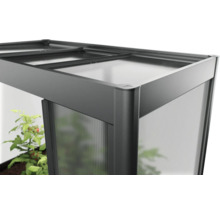 Detailný pohľad na skleník s polykarbonátovými doskami a hliníkovým rámom