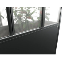 Detailný pohľad na skleník s polykarbonátovými doskami a tmavým rámom