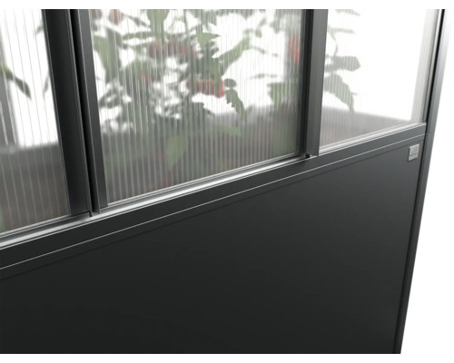 Detailný pohľad na skleník s polykarbonátovými doskami a tmavým rámom