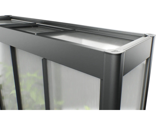 Detail skleníka s polykarbonátovými doskami