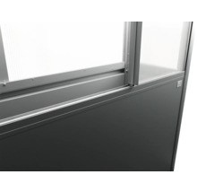 Detailný pohľad na rám skleníka so sklenenými panelmi a sivou základňou