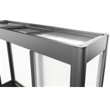 Detailný pohľad na vyvýšený záhon s hliníkovým rámom a priesvitnými panelmi