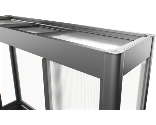 Detailný pohľad na vyvýšený záhon s hliníkovým rámom a priesvitnými panelmi