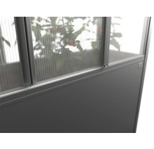 Detailný pohľad na skleník s oknom a hliníkovým rámom