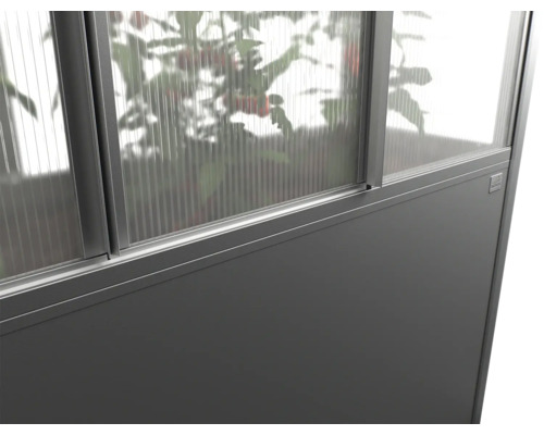 Detailný pohľad na skleník s oknom a hliníkovým rámom