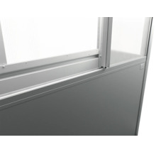 Detailný pohľad na deliacu stenu s priehľadnými a nepriehľadnými prvkami