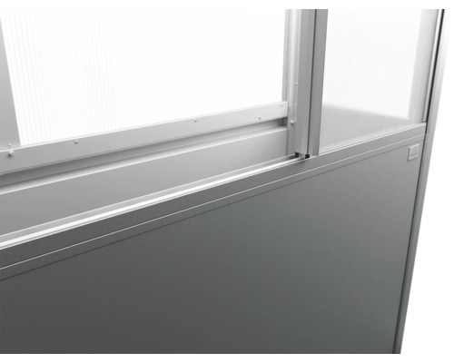 Detailný pohľad na deliacu stenu s priehľadnými a nepriehľadnými prvkami