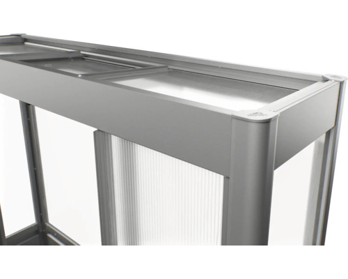 Detailný pohľad na skleník s polykarbonátovými doskami