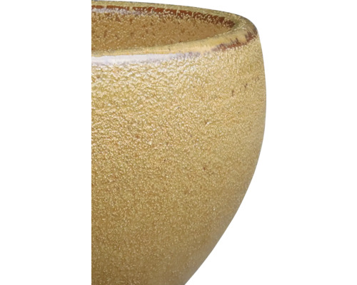 Detail keramickej misy s hrubou textúrou