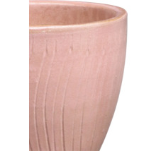 Detailný záber keramického kvetináča s ryhovaným povrchom