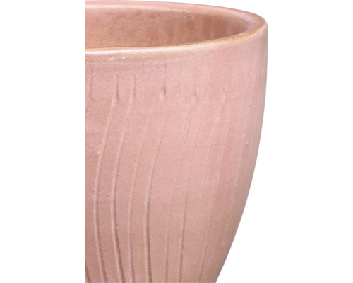 Detailný záber keramického kvetináča s ryhovaným povrchom
