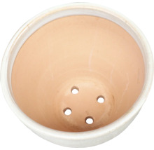 Vnútorný pohľad na kvetináč s drenážnymi otvormi