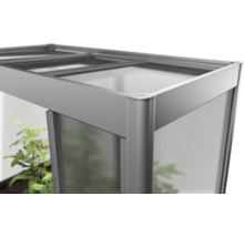 Detailný pohľad na skleník s polykarbonátovými doskami a hliníkovým rámom