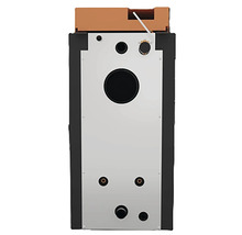 Pohľad zozadu na vykurovací kotol s rôznymi prípojkami