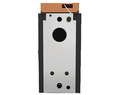 Pohľad zozadu na vykurovací kotol s rôznymi prípojkami