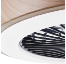 Detail stropného ventilátora s lamelami
