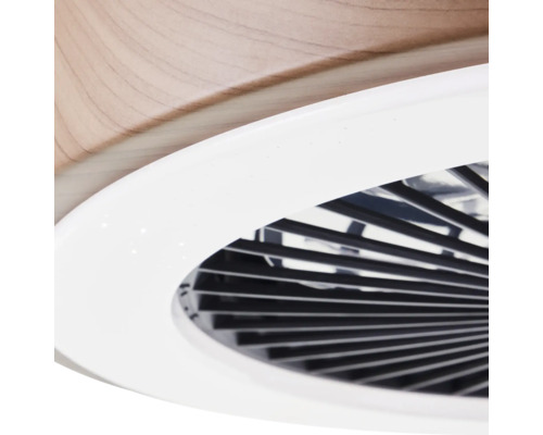 Detail stropného ventilátora s lamelami