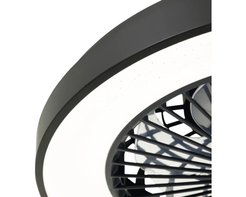 Detail stropného ventilátora s osvetlením