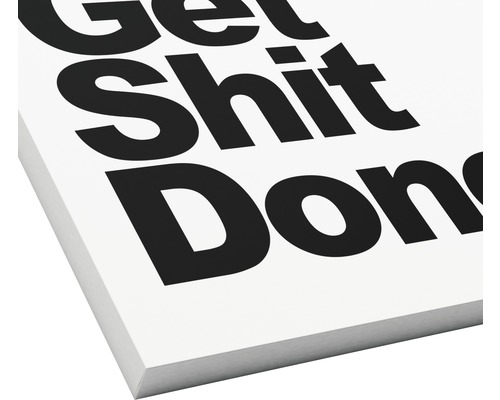 Dekoratívny štítok s nápisom Get Shit Done.