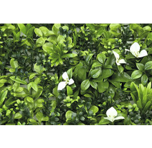 Umelý živý plot so zelenými listami a bielymi kvetmi