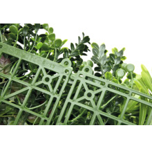 Umelá rastlinná stena so zelenými listami a plastovou mriežkou