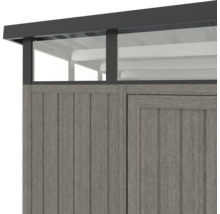 Detailný pohľad na záhradný domček s drevenou stenou a radom okien pod strechou