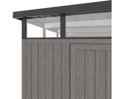 Detailný pohľad na záhradný domček s drevenou stenou a radom okien pod strechou