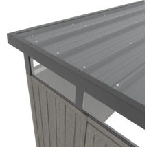 Detail záhradného domčeka s kovovou strechou a drevenou stenou