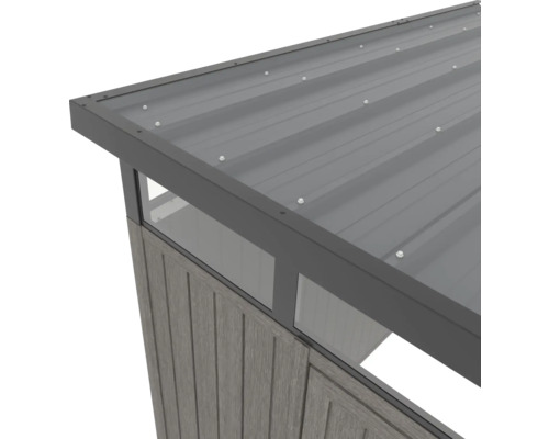 Detail záhradného domčeka s kovovou strechou a drevenou stenou