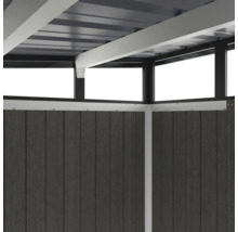 Detailný pohľad na záhradný domček so sivými drevenými panelmi a strešnou konštrukciou.