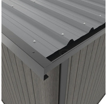 Detailný pohľad na záhradný domček s kovovou strechou a drevenou konštrukciou