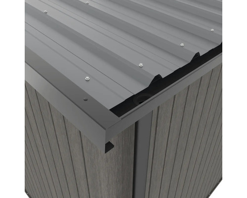 Detailný pohľad na záhradný domček s kovovou strechou a drevenou konštrukciou