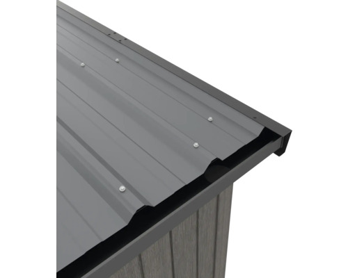 Detail kovovej strechy záhradného domčeka