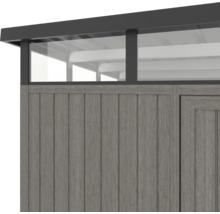 Detailný pohľad na záhradný domček s drevenou stenou a oknami