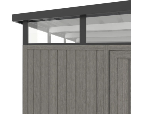 Detailný pohľad na záhradný domček s drevenou stenou a oknami