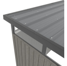 Detail záhradného domčeka s kovovou strechou a dreveným obkladom