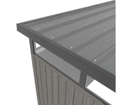 Detail záhradného domčeka s kovovou strechou a dreveným obkladom