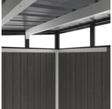 Detail záhradného domčeka s kovovou strechou a drevenou stenou