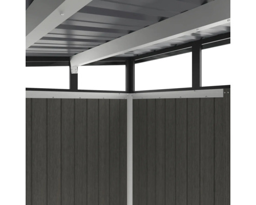 Detail záhradného domčeka s kovovou strechou a drevenou stenou