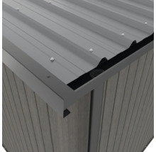 Detailný pohľad na záhradný domček s kovovou strechou a dreveným obkladom