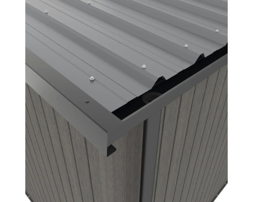 Detailný pohľad na záhradný domček s kovovou strechou a dreveným obkladom