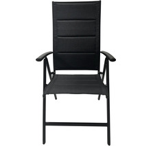 Čierna skladacia stolička s podrúčkami.