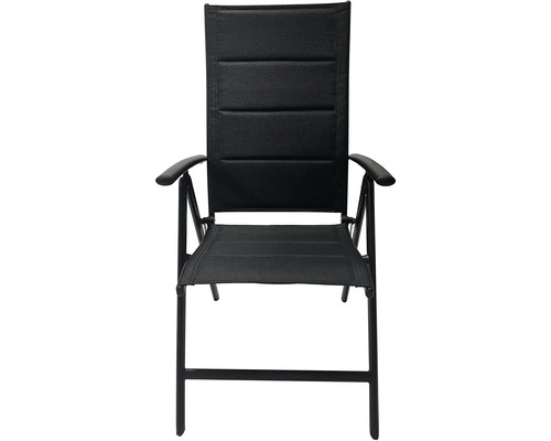 Čierna skladacia stolička s podrúčkami.