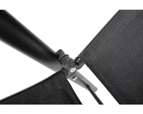 Detailný pohľad na čierne záhradné ležadlo s textilným poťahom a kovovým rámom